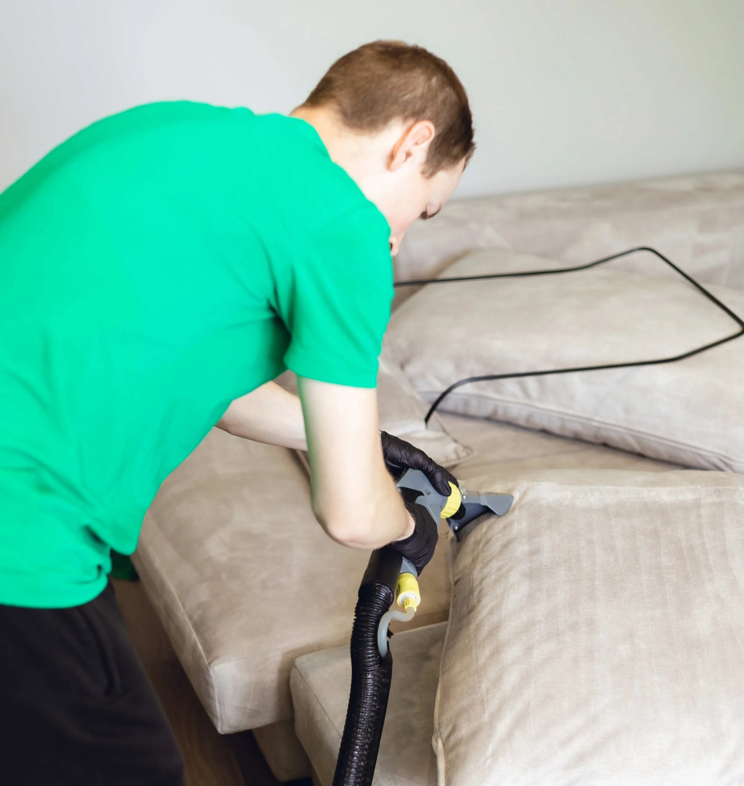 Як вивести жирні плями з дивана scaled 1